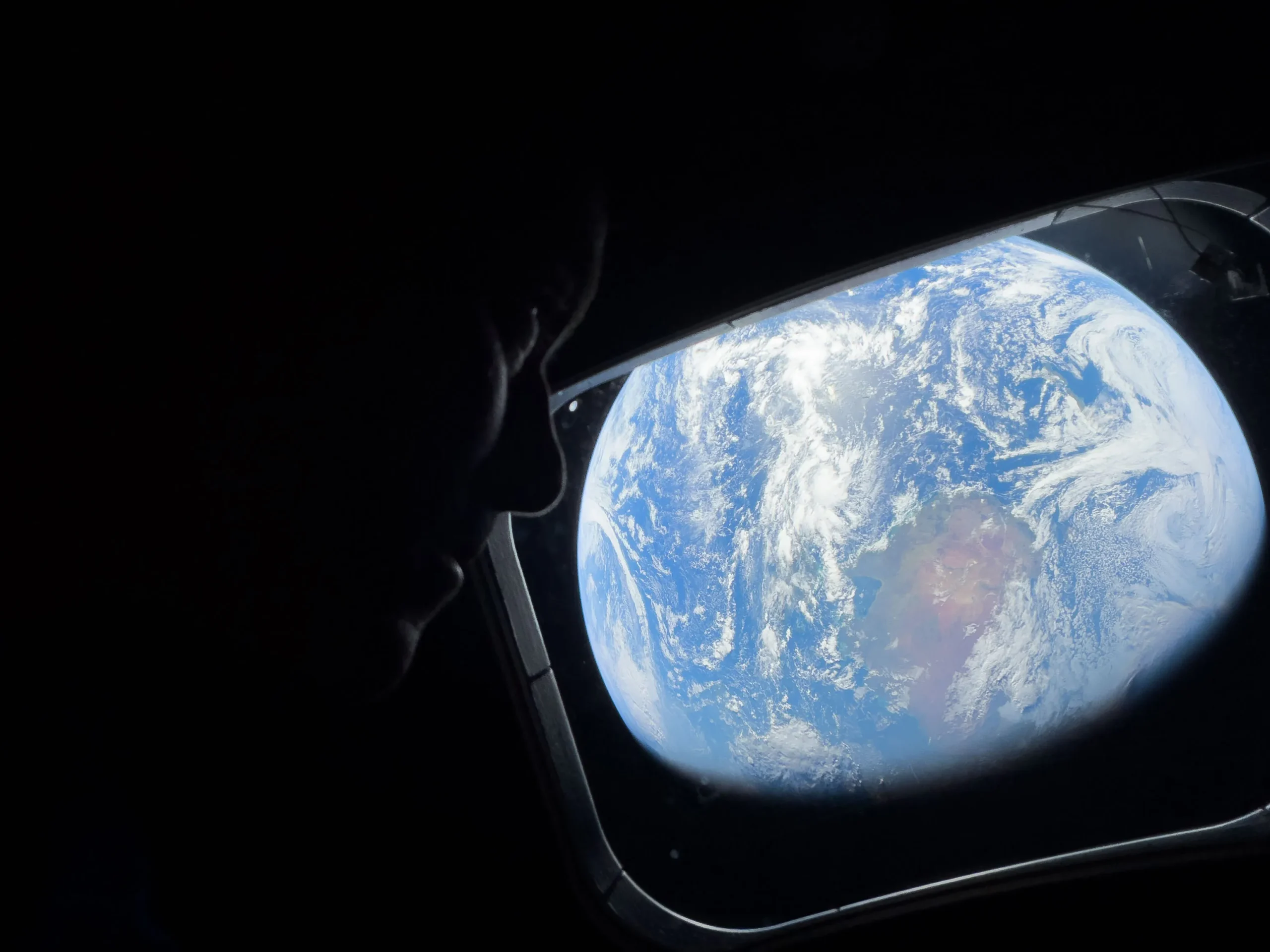 El comandante Reid Wiseman observa la Tierra desde la cápsula Orion, misión NASA Artemis II, abril 2026